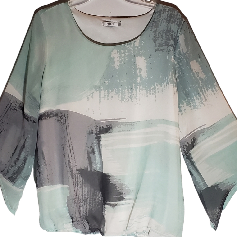 Ricki's medium beautiful geometric print pullover top.